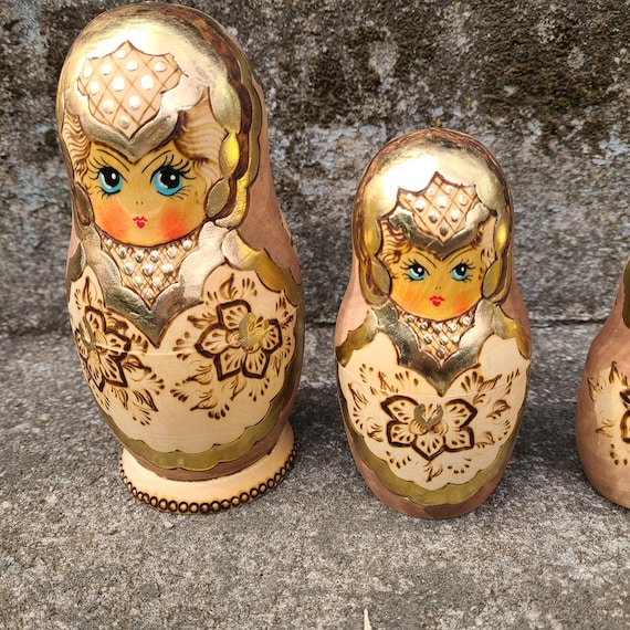 ADORABLES POUPÉES RUSSES Gigognes En Bois Matriochka Signée Ceprueb