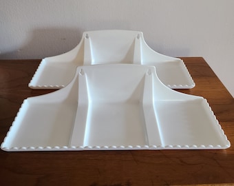Vintage Plastic Shelf Set of 2 White Plastic Shelves 70s Decorative Shelf Scalloped Edge Small Shelf Knick Knack Shelf Accent Wall Shelves