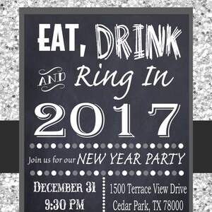Mangez un verre et sonnez dans l’invitation numérique du Nouvel An Glitter Gray Chalkboard Imprimable Invitation personnalisée au Nouvel An