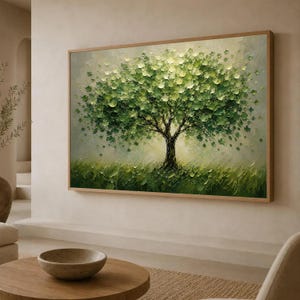 Könnte beinhalten: Ein rechteckiges Landschaftsgemälde mit einem großen, strukturierten Baum mit dichtem grünem und weißem Laub. Der Baum steht auf einem Feld mit hohem Gras in Grün- und Gelbtönen. Das Kunstwerk ist in einem hellen Holzrahmen eingefasst.