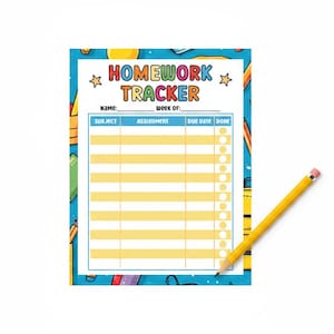 Puede incluir: Una hoja de seguimiento de tareas rectangular con un borde azul que presenta ilustraciones de material escolar. El encabezado dice HOMEWORK TRACKER con campos para nombre y semana. Incluye columnas para materia, tarea, fecha y hecho.