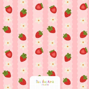 Pode incluir: Um padrão repetitivo sobre um fundo rosa claro com listras verticais recortadas, morangos vermelhos com folhas verdes e pequenas flores brancas de cinco pétalas. Uma etiqueta branca na parte inferior exibe o texto Liss ilustra studio.