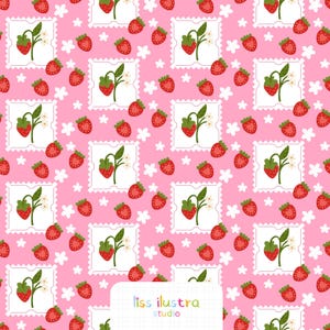 Pode incluir: Um padrão repetitivo num fundo cor-de-rosa com molduras brancas em forma de selo postal contendo ilustrações de morangos vermelhos com folhas verdes e flores brancas, intercaladas com pequenas flores brancas e morangos soltos.