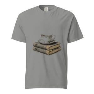 Camiseta de té y libros, camiseta estilo cottagecore para amantes del té, camiseta Comfort Colors para amantes de los libros con diseño de taza de té, camiseta para amantes de los libros imagen 1