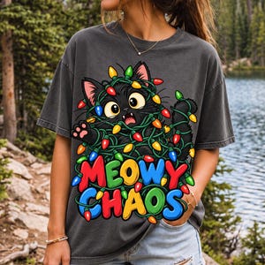 Чёрный кот в гирлянде «Meowy Chaos»