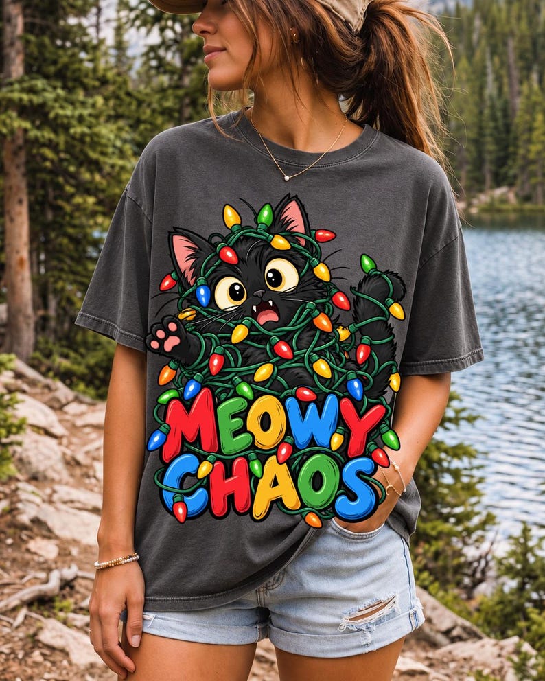 Чёрный кот в гирлянде «Meowy Chaos»