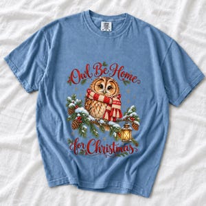 Сова в вязаном шарфе в снегу «Owl Be Home for Christmas»