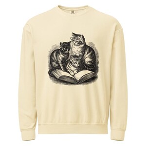 Sweatshirt voor kattenliefhebbers, trui met drie lezende katten, Comfort Colors kattenpullover, sweatshirt voor boekenwurm met kattenprint afbeelding 4
