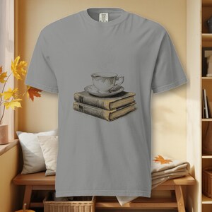 Camiseta de té y libros, camiseta estilo cottagecore para amantes del té, camiseta Comfort Colors para amantes de los libros con diseño de taza de té, camiseta para amantes de los libros imagen 6
