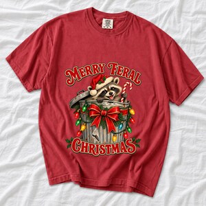 Енот в колпаке Санты «Merry Feral Christmas»