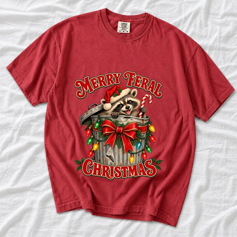 Енот в колпаке Санты «Merry Feral Christmas»