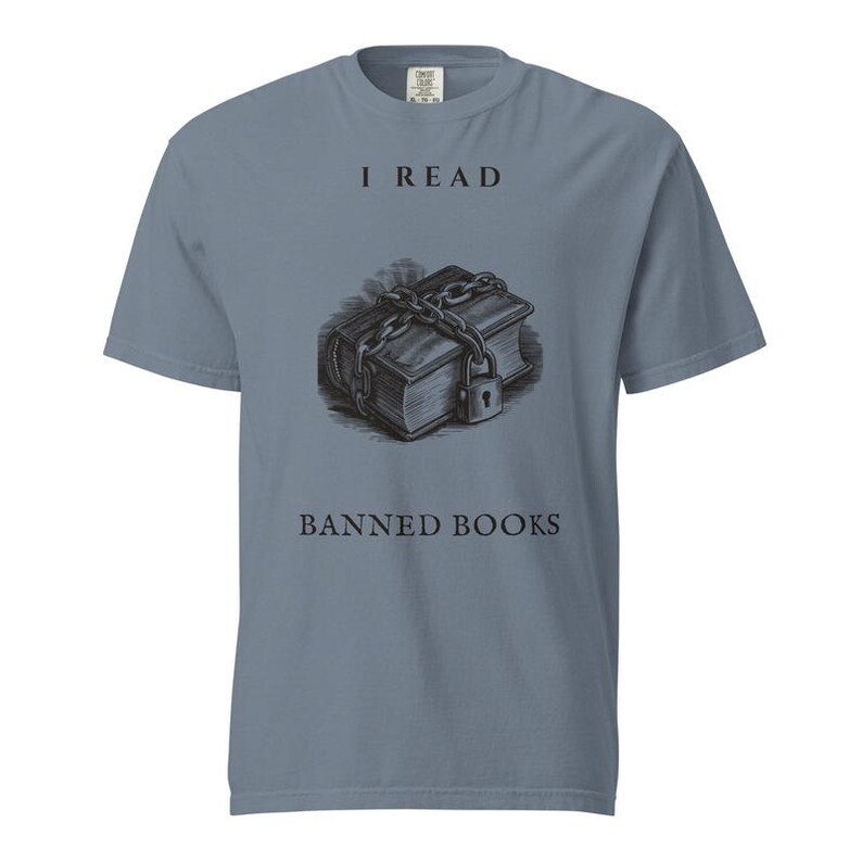 Camiseta de Libros Prohibidos, Camiseta "Leo Libros Prohibidos", Camiseta Comfort Colors para Amantes de los Libros, Camiseta de Bibliotecario con Libros Prohibidos imagen 2