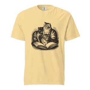 T-Shirt für Katzenliebhaber, T-Shirt mit drei lesenden Katzen, Comfort Colors Katzen- und Bücher-T-Shirt, T-Shirt für bücherwütige Katzenmama, Lustiges Katzen-Buch-T-Shirt Bild 4
