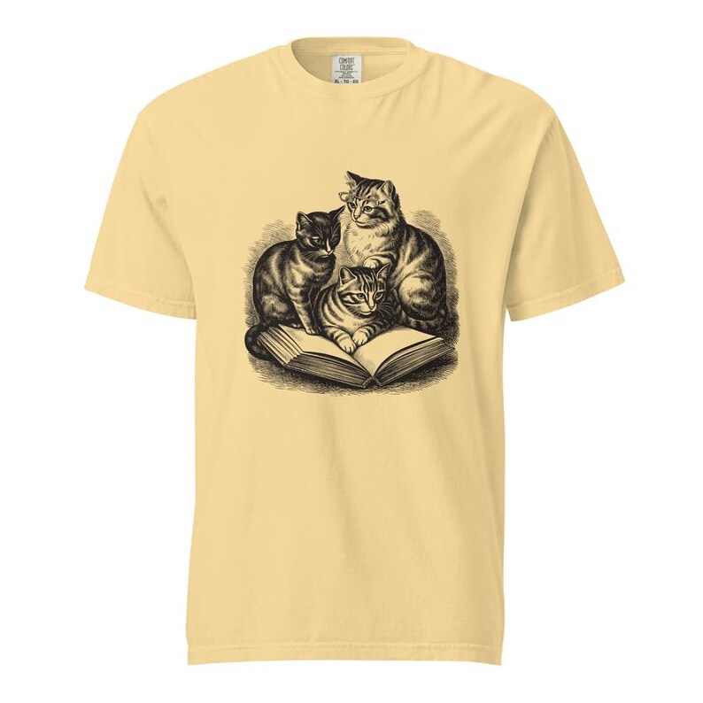 T-Shirt für Katzenliebhaber, T-Shirt mit drei lesenden Katzen, Comfort Colors Katzen- und Bücher-T-Shirt, T-Shirt für bücherwütige Katzenmama, Lustiges Katzen-Buch-T-Shirt Bild 4