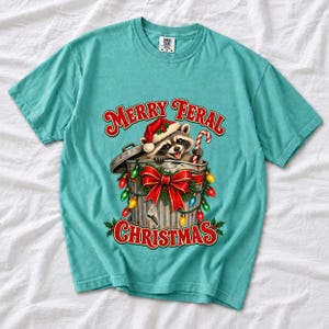 Енот в колпаке Санты «Merry Feral Christmas»