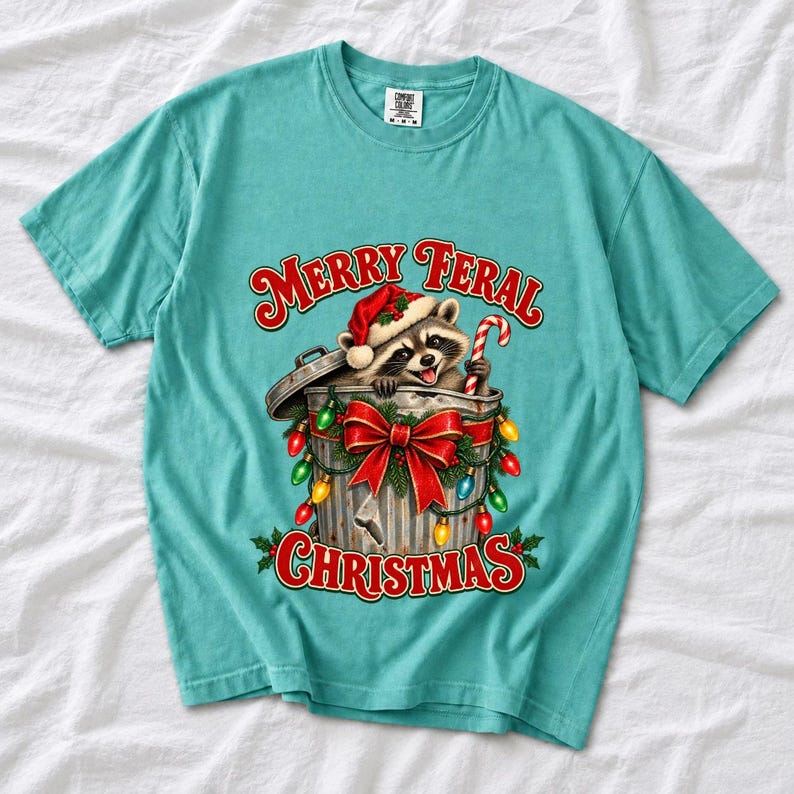 Енот в колпаке Санты «Merry Feral Christmas»