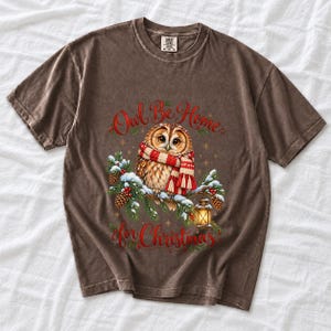 Сова в вязаном шарфе в снегу «Owl Be Home for Christmas»