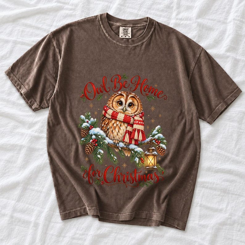 Сова в вязаном шарфе в снегу «Owl Be Home for Christmas»
