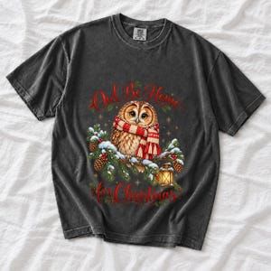 Сова в вязаном шарфе в снегу «Owl Be Home for Christmas»