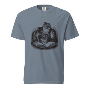 T-Shirt für Katzenliebhaber, T-Shirt mit drei lesenden Katzen, Comfort Colors Katzen- und Bücher-T-Shirt, T-Shirt für bücherwütige Katzenmama, Lustiges Katzen-Buch-T-Shirt Bild 2