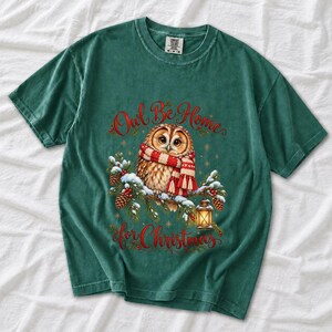 Сова в вязаном шарфе в снегу «Owl Be Home for Christmas»