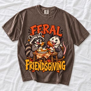 «Feral Friendsgiving» — енот и опоссум за столом