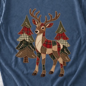 Camiseta navideña de renos a cuadros de Comfort Colors, camiseta de renos con patchwork, camiseta rústica navideña de ciervos, camiseta navideña de renos estilo granja. imagen 1