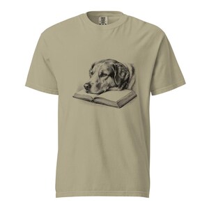 Maglietta per cani che leggono libri, maglietta per mamme di cani appassionate di libri, maglietta Comfort Colors per amanti dei cani, maglietta retrò per cani con libri, maglietta per papà di cani che leggono immagine 3