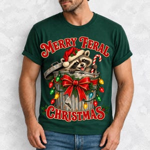 Енот в колпаке Санты «Merry Feral Christmas»