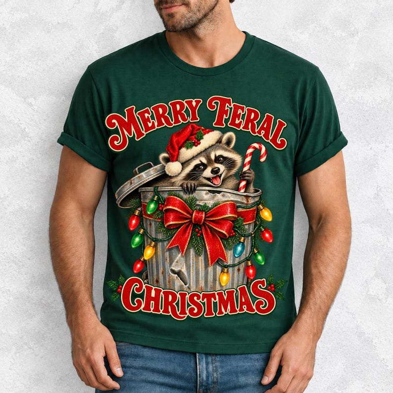 Енот в колпаке Санты «Merry Feral Christmas»
