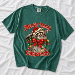 Енот в колпаке Санты «Merry Feral Christmas»
