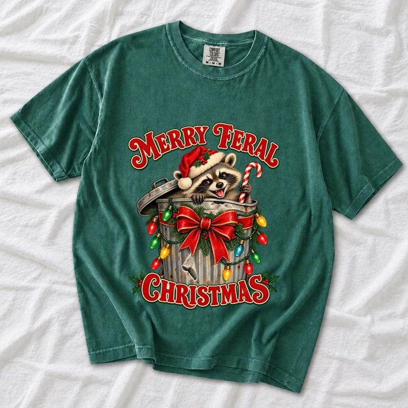Енот в колпаке Санты «Merry Feral Christmas»