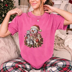 Comfort Colors Snowman Cats Christmas Shirt, Retro Snowman Kitten Tee, Christmas Cat Lover T-shirt, Cat Mom Holiday Shirt, Winter Cat Tee