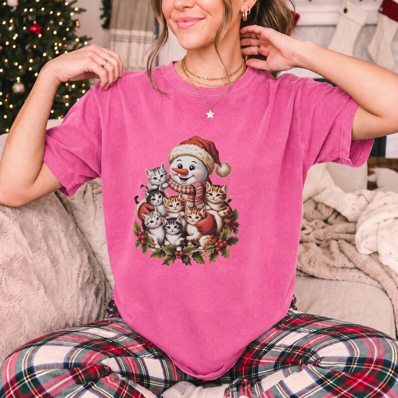Comfort Colors Snowman Cats Christmas Shirt, Retro Snowman Kitten Tee, Christmas Cat Lover T-shirt, Cat Mom Holiday Shirt, Winter Cat Tee