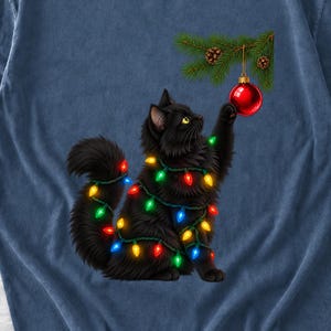 Comfort Colorsの黒猫クリスマスシャツ、面白い猫のオーナメントTシャツ、黒猫クリスマスライトTシャツ、猫ママホリデーシャツ 画像 1