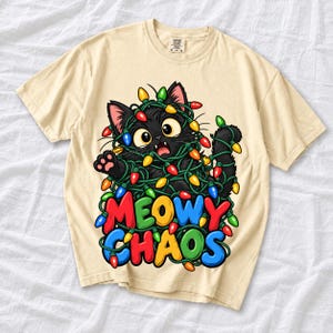 Чёрный кот в гирлянде «Meowy Chaos»