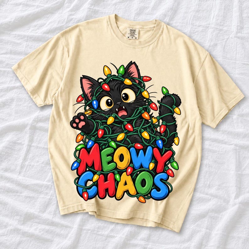 Чёрный кот в гирлянде «Meowy Chaos»