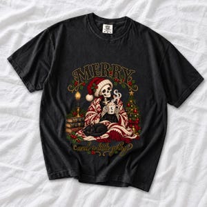 Готично-уютный скелет в колпаке «Merry and a Little Gothy»