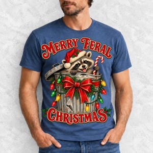 Енот в колпаке Санты «Merry Feral Christmas»