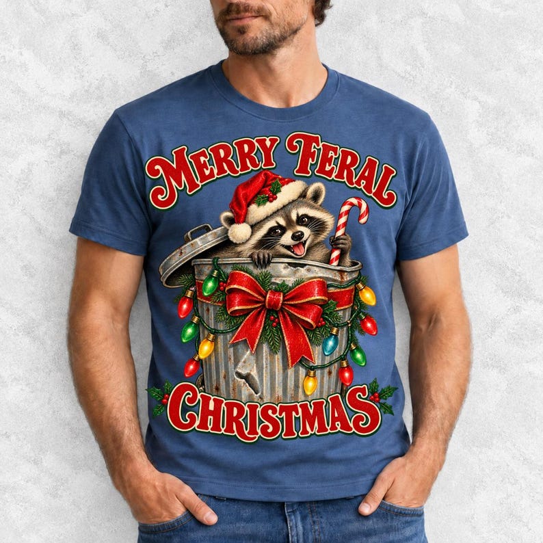 Енот в колпаке Санты «Merry Feral Christmas»