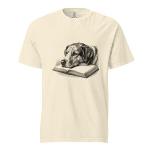 Maglietta per cani che leggono libri, maglietta per mamme di cani appassionate di libri, maglietta Comfort Colors per amanti dei cani, maglietta retrò per cani con libri, maglietta per papà di cani che leggono immagine 4