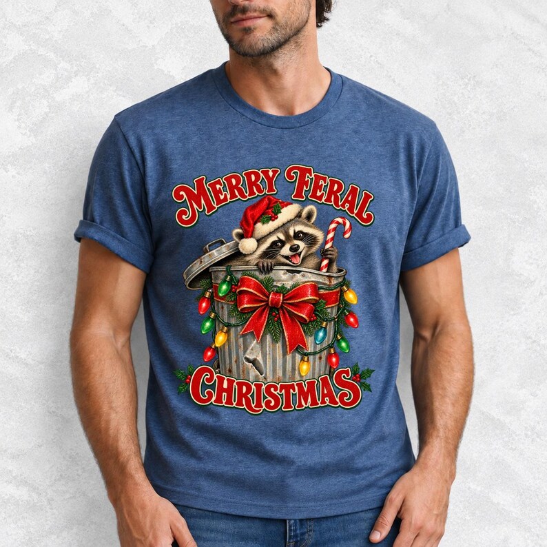 Енот в колпаке Санты «Merry Feral Christmas»