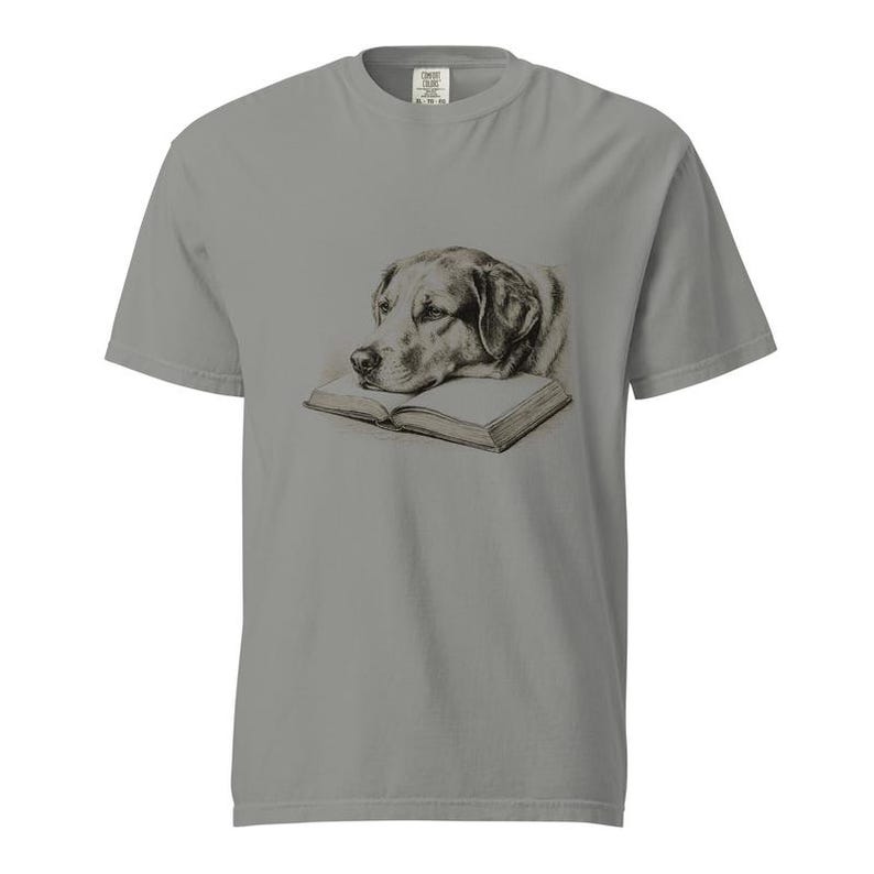 Maglietta per cani che leggono libri, maglietta per mamme di cani appassionate di libri, maglietta Comfort Colors per amanti dei cani, maglietta retrò per cani con libri, maglietta per papà di cani che leggono immagine 2