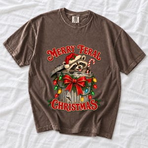Енот в колпаке Санты «Merry Feral Christmas»