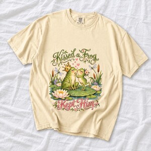 Comfort Colors Frog Couple Shirt, Kissed a Frog Kept Him Tee, Funny Frog Prince T-shirt, Cottagecore Frog Love Shirt, Women Frog Tee