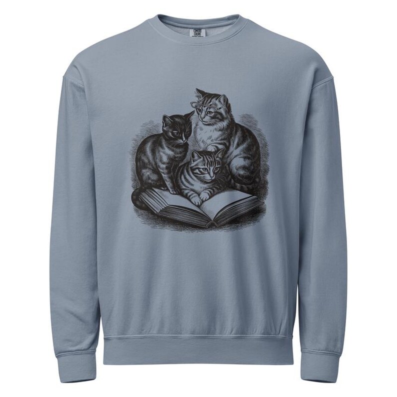 Sweatshirt voor kattenliefhebbers, trui met drie lezende katten, Comfort Colors kattenpullover, sweatshirt voor boekenwurm met kattenprint afbeelding 3