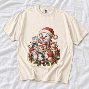 Comfort Colors Snowman Cats Christmas Shirt, Retro Snowman Kitten Tee, Christmas Cat Lover T-shirt, Cat Mom Holiday Shirt, Winter Cat Tee
