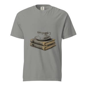 Camiseta de té y libros, camiseta estilo cottagecore para amantes del té, camiseta Comfort Colors para amantes de los libros con diseño de taza de té, camiseta para amantes de los libros imagen 2