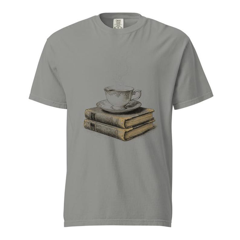 Camiseta de té y libros, camiseta estilo cottagecore para amantes del té, camiseta Comfort Colors para amantes de los libros con diseño de taza de té, camiseta para amantes de los libros imagen 2