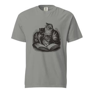 T-Shirt für Katzenliebhaber, T-Shirt mit drei lesenden Katzen, Comfort Colors Katzen- und Bücher-T-Shirt, T-Shirt für bücherwütige Katzenmama, Lustiges Katzen-Buch-T-Shirt Bild 3